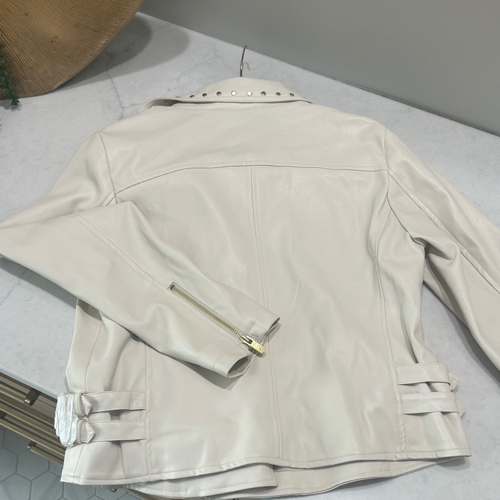 Chic Cream Leather Jacket with Studded Details - Picture 6 of 6